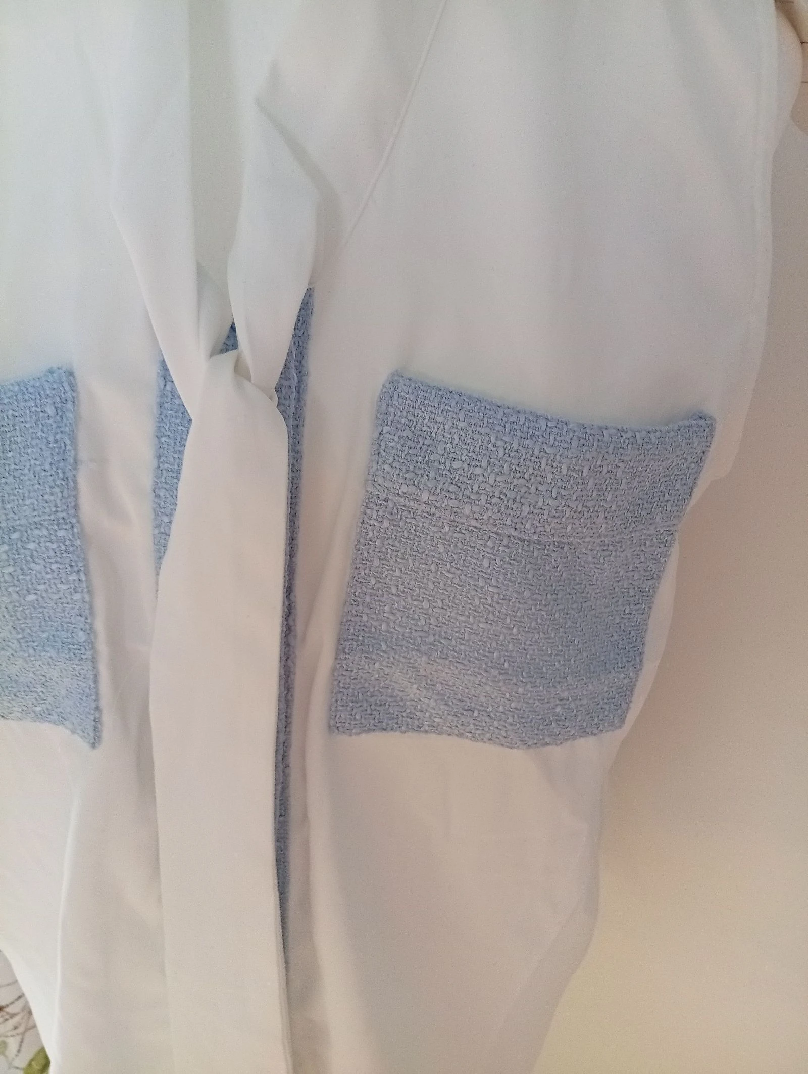 Lichte blouse met lavaliere kraag om vast te binden en contrasterende zakken met textuur – photo 3